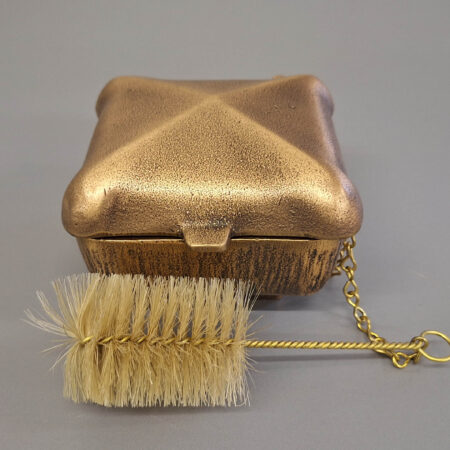 Weihwasserschale aus Bronzeguss pyramidenartige Wölbung