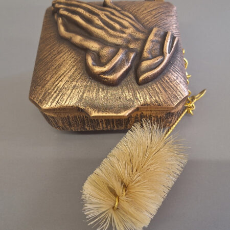 Weihwasserschale aus Bronzeguss mit betenden Händen