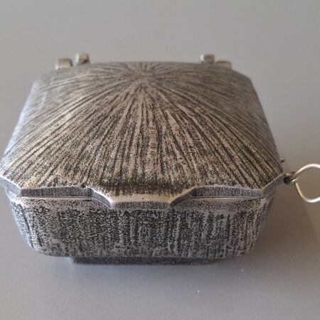 Weihwasserschale aus Aluminiumguss mit strahlenförmigem Struktur-Dekor