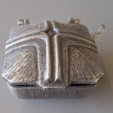 Weihwasserschale aus Aluminiumguss geometrischen Relief auf dem Deckel