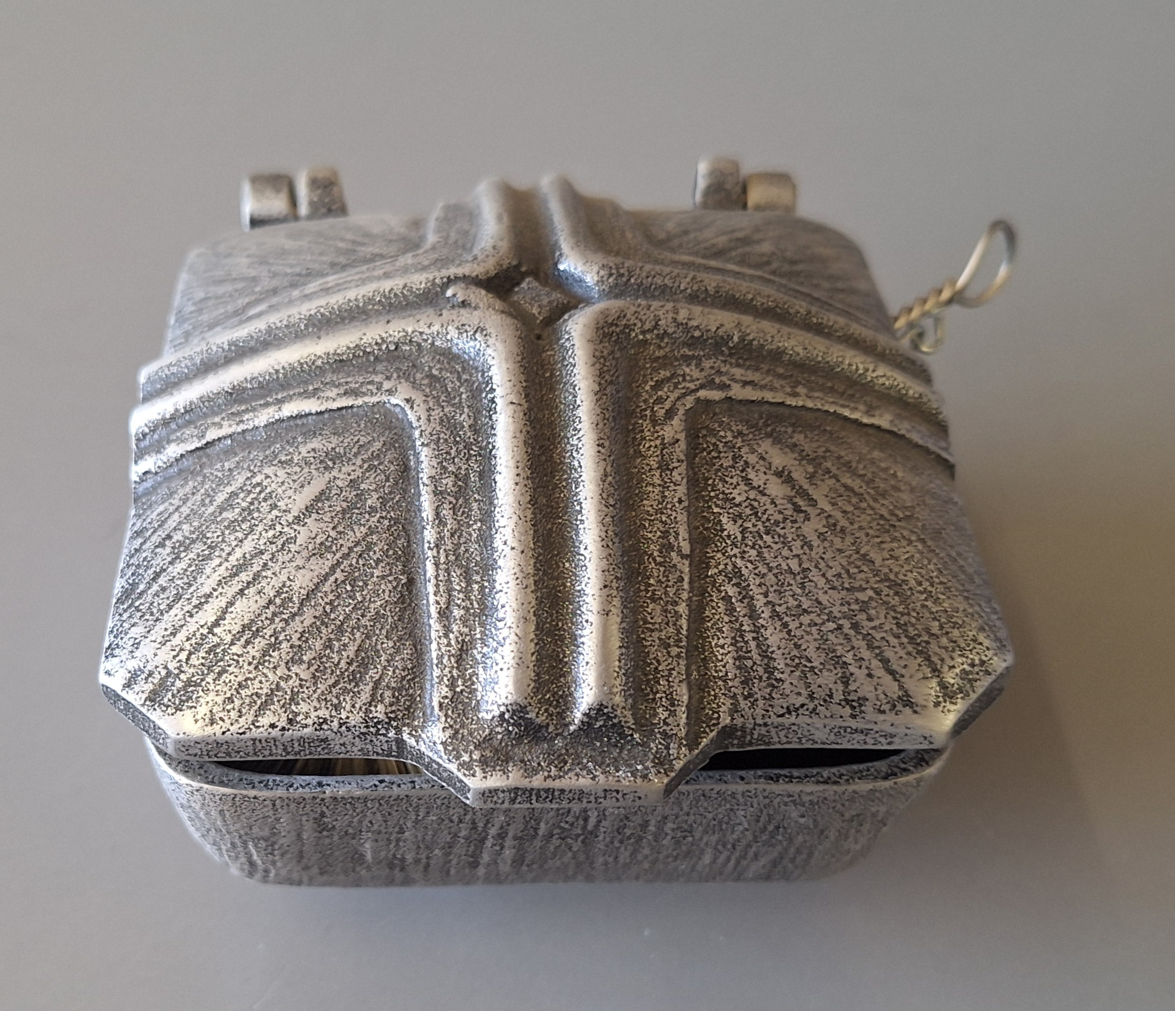 Weihwasserschale aus Aluminiumguss geometrischen Relief auf dem Deckel