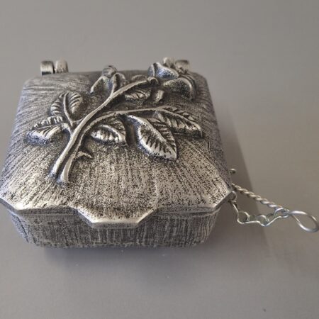 Weihwasserschale aus Aluminiumguss mit detailliertem Rosenmotiv und Knospe