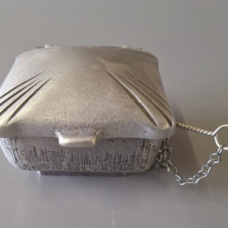 Weihwasserschale aus Aluminiumguss mit strukturierter Deckelprägung