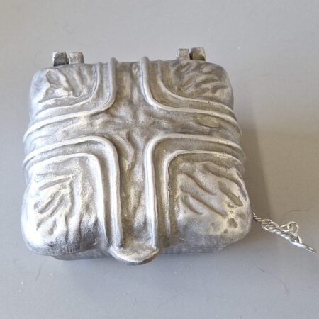 Weihwasserschale aus Aluminiumguss reliefartiger Oberflächenstruktur